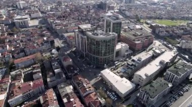 İstanbul, Türkiye - 21 Ekim 2022: İstanbul 'un Avrupa yakasına tanınmış Tıp Parkı hastane binasıyla hava görünümü