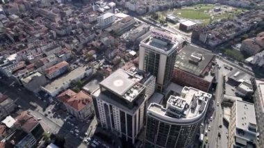 İstanbul, Türkiye - 21 Ekim 2022: İstanbul 'un Avrupa yakasına tanınmış Tıp Parkı hastane binasıyla hava görünümü