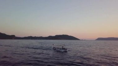 Tekne okyanusa havadan görünümü