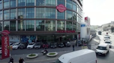 İstanbul, Türkiye - 21 Ekim 2022: İstanbul 'un Sıhhiye Parkı hastane cephesine havadan bakış