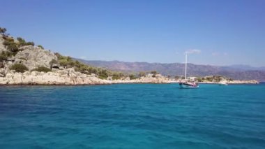 Okyanusta yüzen bir yatın havadan görünüşü
