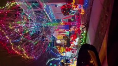Washington, ABD - 23 Aralık 2021: Geceleyin aydınlatılmış Noel süslemeleri ile evin görüntüsü. Dikey video