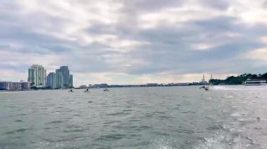 Miami, ABD - 15 Eylül 2021: Okyanusta şahsi su aracına binen insanlar