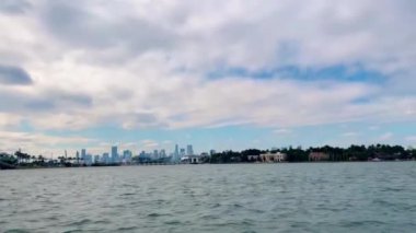 Miami, ABD - 15 Ağustos 2021: Kentsel gökdelenlerin okyanustan görüntüsü. Tekneler ve gemiler okyanusta yüzüyor.