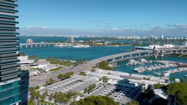 Miami, ABD - 15 Eylül 2021: Yat yatı manzarası ve Miami kıyısı yakınlarındaki tekneler. Marina, MIAMI Wheel 'in yanında.