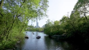 New York, ABD - 13 Mayıs 2022: Central Park 'ta tekne gezisi