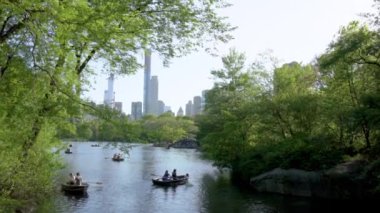 New York, ABD - 13 Mayıs 2022: Central Park 'ta tekne gezisi