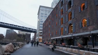 New York, ABD - 24 Aralık 2019: Manhattan Köprüsü 'nün kıyı şeridi ve doğu nehri manzarası