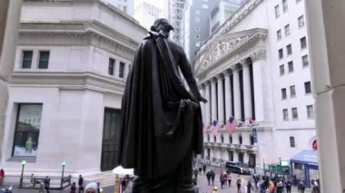 NEW YORK, ABD - 10 Aralık 2022: Amerikan bayrağı ve noel ağacı ile New York Borsa Binası