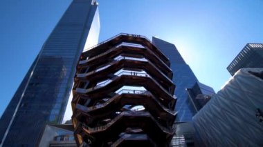 NEW YORK, ABD - 10 Temmuz 2022: New York 'taki The Vessel binasının yavaş çekim görüntüsü
