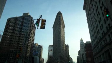 NEW YORK, ABD - 10 Temmuz 2022: New York 'taki Flatiron Binası' nın Yavaş çekim görüntüsü