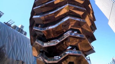 NEW YORK, ABD - 10 Temmuz 2022: New York 'taki The Vessel binasının yavaş çekim görüntüsü