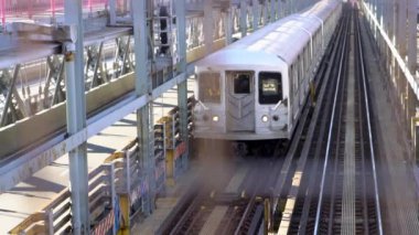NEW YORK, ABD - 10 Temmuz 2022: Metrodaki trenin yavaş çekim görüntüsü