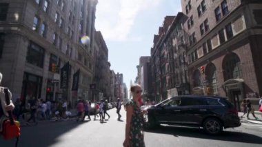 NEW YORK, ABD - 10 Temmuz 2022: New York caddesinin yavaş çekim görüntüsü