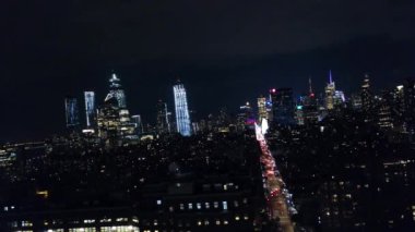 Geceleri New York şehrinin ufuk çizgileri