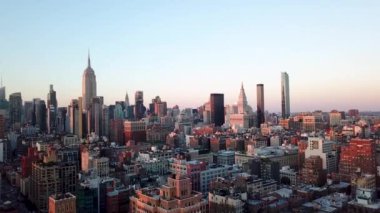 Günbatımında New York şehrinin siluetleri