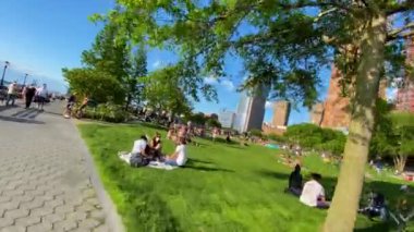 NEW YORK, ABD - 10 Temmuz 2022: New York 'ta çimlerde dinlenen insanlar