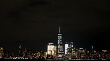 New York şehrinin yavaş çekim gökdelenleri geceleri