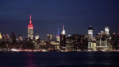 New York şehrinin yavaş çekim gökdelenleri geceleri