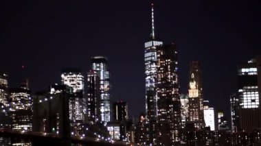 New York şehrinin siluetleri ve Brooklyn Köprüsü 'nün geceleri yavaş çekimleri