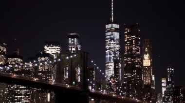 New York şehrinin siluetleri ve Brooklyn Köprüsü 'nün geceleri yavaş çekimleri