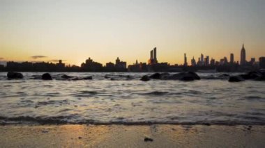Gün batımında New York şehrinin ufuk çizgileri yavaş çekimde