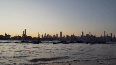 Gün batımında New York şehrinin ufuk çizgileri yavaş çekimde