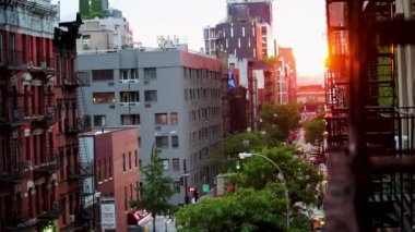 New York, ABD - 15 Nisan 2020: Günbatımında New York Caddesi