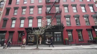 New York, ABD - 17 Nisan 2022: New York 'un Soho bölgesindeki binaların yavaş çekim görüntüsü