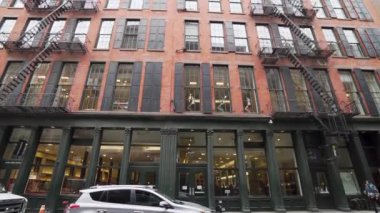 New York, ABD - 17 Nisan 2022: New York 'un Soho bölgesindeki binaların yavaş çekim görüntüsü