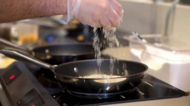 Sandviçi pişirmek için tapyoka unu eklemek için yavaş çekim görünümü