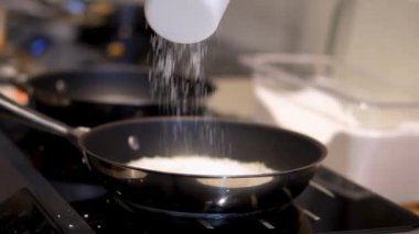 Sandviçi pişirmek için tapyoka unu eklemek için yavaş çekim görünümü