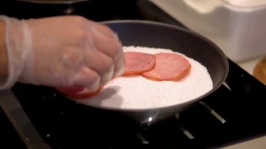 Kızartma tavasında Tapioca sandviçi pişirmenin yavaş çekim görüntüsü