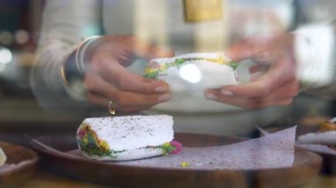 Tapioca un avokado sosisi ve yumurtaların yavaş çekim görüntüsü