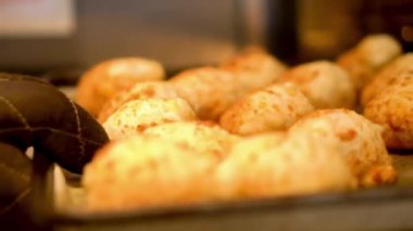 Geleneksel Pao de queijo 'nun yavaş çekim görüntüsü. Brezilya peynirli ekmek ve özel bir peynir karışımı.
