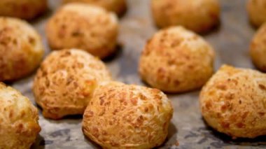 Geleneksel Pao de queijo 'nun yavaş çekim görüntüsü. Brezilya peynirli ekmek ve özel bir peynir karışımı.