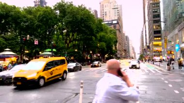 New York, ABD - 14 Haziran 2022: New York caddesinde trafik