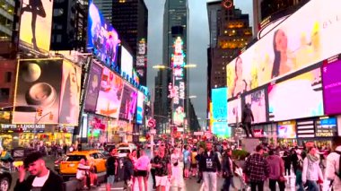 New York, ABD - 14 Haziran 2022: New York 'ta Zaman Meydanı' ndaki Kalabalık