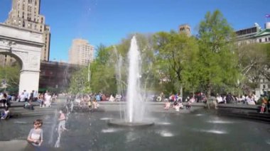 New York, ABD - 15 Nisan 2019: Washington Square Park çeşmesinde yüzen çocuklar