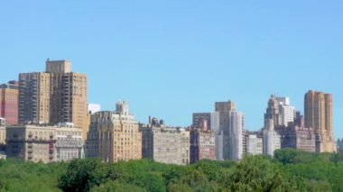 New York şehrinin siluetleri ve Central Park 'ın yavaş çekim gücü