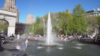 New York, ABD - 15 Nisan 2019: Washington Square Park çeşmesinde yüzen yavaş çekim çocukları