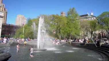 New York, ABD - 15 Nisan 2019: Washington Square Park çeşmesinde yüzen yavaş çekim çocukları