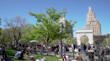 New York, ABD - 15 Nisan 2019: Greenwich Village 'daki Washington Square Park' ta yürüyen insanlar yavaş çekim