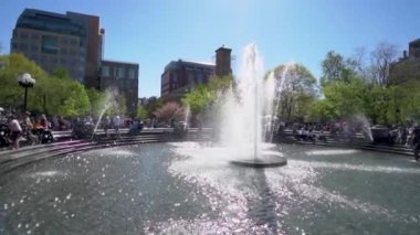 New York, ABD - 15 Nisan 2019: İlkbaharda Washington Meydanı Parkı Parkı Pınarı 'nda insanların insanları soğutmasıyla yavaş çekim