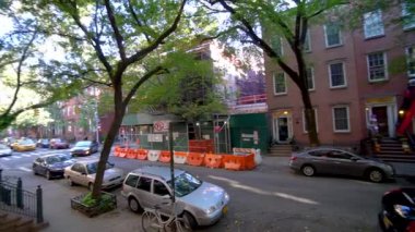 NEW YORK, ABD - 10 Temmuz 2022: New York caddesinin yavaş çekim görüntüsü