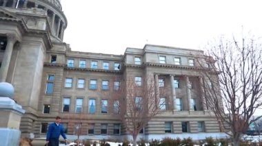 Boise, Idaho - 21 Aralık 2018: Kışın Boise Capitol. İnsanlar Noel ağacının yanında toplanıyor.