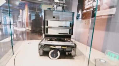 Mountain View, ABD - 19 Aralık 2018: Shakey Bilgisayar Tarihi Müzesi 'ndeki ilk Yapay Zeka robotu. Yaşlı robot.