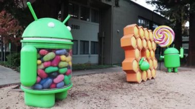 Mountain View, ABD - 17 Aralık 2018: Googleplex oyun parkı ve Android oyuncağı Mountain View 'daki Google Ziyaretçi Merkezi