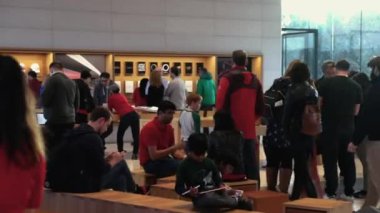 Cupertino, ABD - 19 Aralık 2018: Apple Store Ziyaretçi Merkezi 'nde birçok müşteriyle birlikte Apple mağazasında