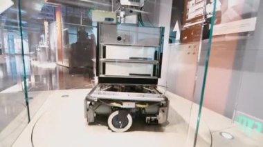 Mountain View, ABD - 19 Aralık 2018: Shakey Bilgisayar Tarihi Müzesi 'ndeki ilk Yapay Zeka robotu. Yaşlı robot.